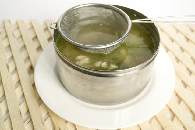 Заливаем куриное мясо, стрелки чеснока и зелень укропа бульоном с желатином Заливаем куриное мясо, стрелки чеснока и зелень укропа бульоном с желатином