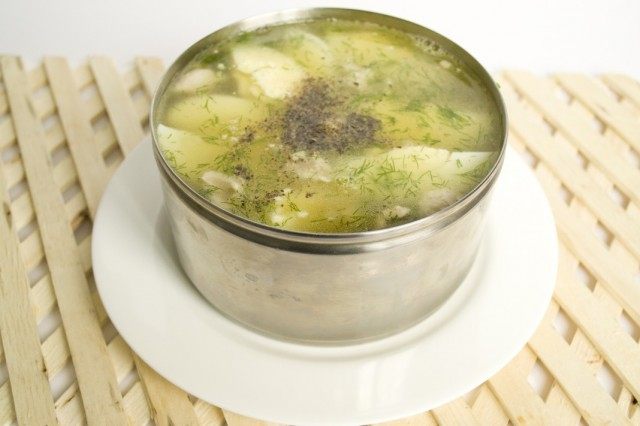 Перемешиваем содержимое и добавляем отваренное куриное яйцо Перемешиваем содержимое и добавляем отваренное куриное яйцо