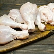 Разделываем куриные ножки и снимаем кожу Разделываем куриные ножки и снимаем кожу