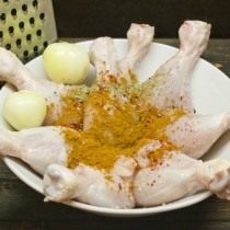 Маринуем куриные ножки в специях 20-30 минут Маринуем куриные ножки в специях 20-30 минут
