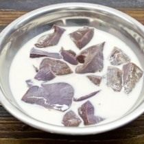 Печень замачиваем в стакане холодного молока Печень замачиваем в стакане холодного молока