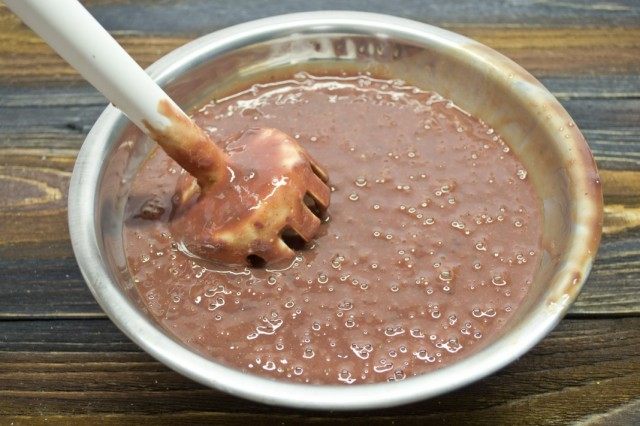 Добавляем в печеночный фарш растопленное сливочное масло, соль и специи, хорошо перемешиваем Добавляем в печеночный фарш растопленное сливочное масло, соль и специи, хорошо перемешиваем
