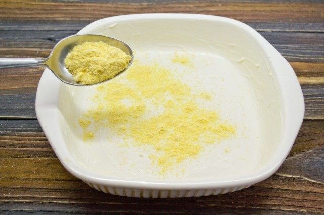Смазываем форму для запекания сливочным маслом, посыпаем кукурузной или манной крупой Смазываем форму для запекания сливочным маслом, посыпаем кукурузной или манной крупой
