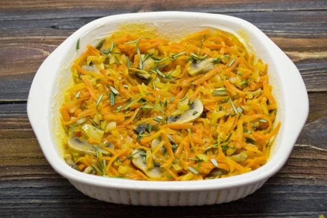 Заполняем форму обжаренными овощами и шампиньонами, добавляем розмарин Заполняем форму обжаренными овощами и шампиньонами, добавляем розмарин
