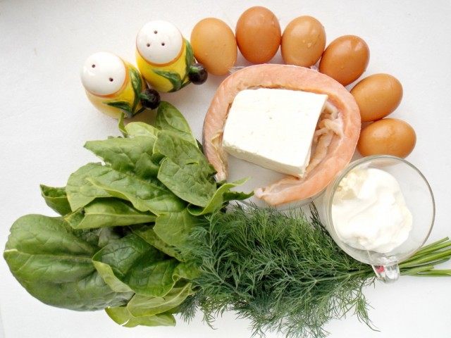Ингредиенты для рулета из омлета с начинкой из брынзы, красной рыбы и зелени Ингредиенты для рулета из омлета с начинкой из брынзы, красной рыбы и зелени