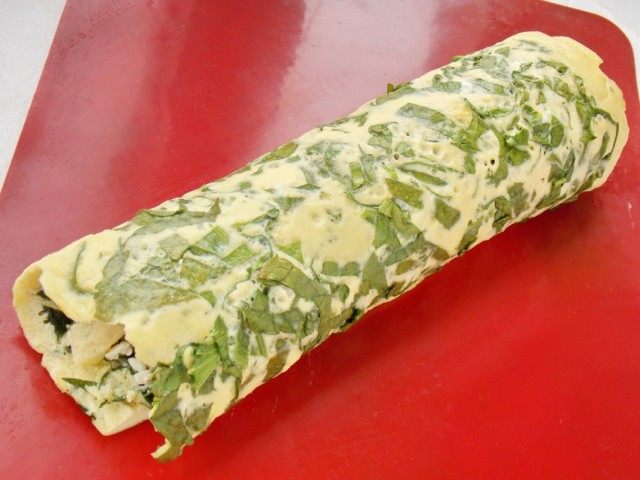 Сворачиваем корж вдоль короткого края Сворачиваем корж вдоль короткого края