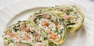 Рулет из омлета с начинкой из брынзы, красной рыбы и зелени