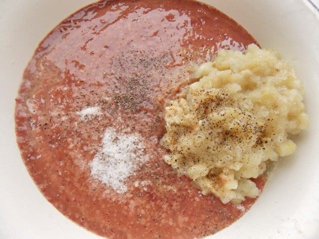Печень и репчатый лук пропускаем через мясорубку. Солим и перчим массу Печень и репчатый лук пропускаем через мясорубку. Солим и перчим массу