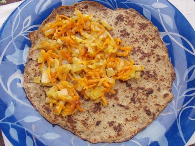 Выкладываем первым слоем начинку из обжаренных лука и моркови Выкладываем первым слоем начинку из обжаренных лука и моркови