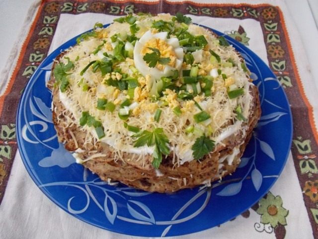 Блинный торт из печени с начинкой