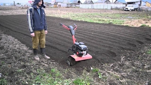 Вспаханный культиватором участок Вспаханный культиватором участок