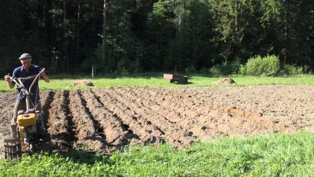 Вспаханный культиватором участок Вспаханный культиватором участок