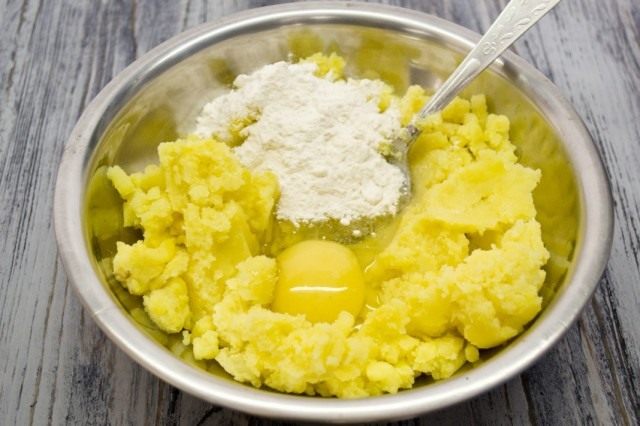 Готовим основу для картофельных зраз Готовим основу для картофельных зраз