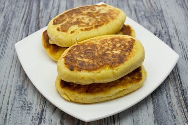Обжариваем картофельные зразы с куриной печенью с двух сторон Обжариваем картофельные зразы с куриной печенью с двух сторон