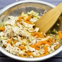 Добавляем отваренное мясо Добавляем отваренное мясо
