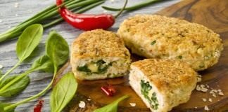 Куриные котлеты из куриной грудки со шпинатом и сыром