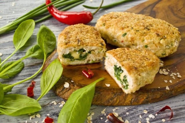 Куриные котлеты из куриной грудки со шпинатом и сыром Куриные котлеты из куриной грудки со шпинатом и сыром