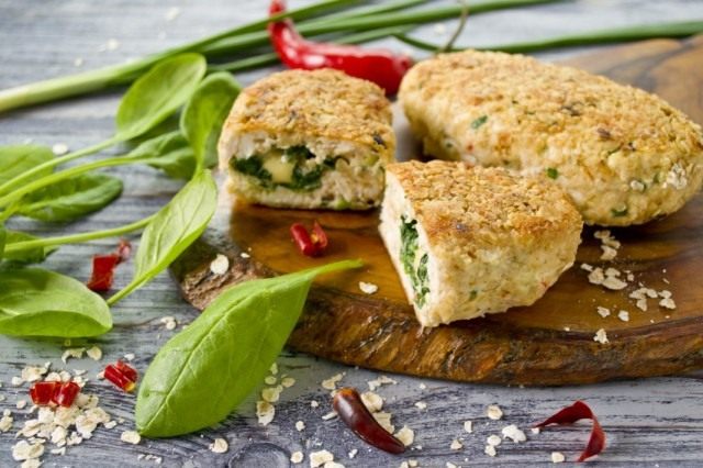 Куриные котлеты из куриной грудки со шпинатом и сыром Куриные котлеты из куриной грудки со шпинатом и сыром