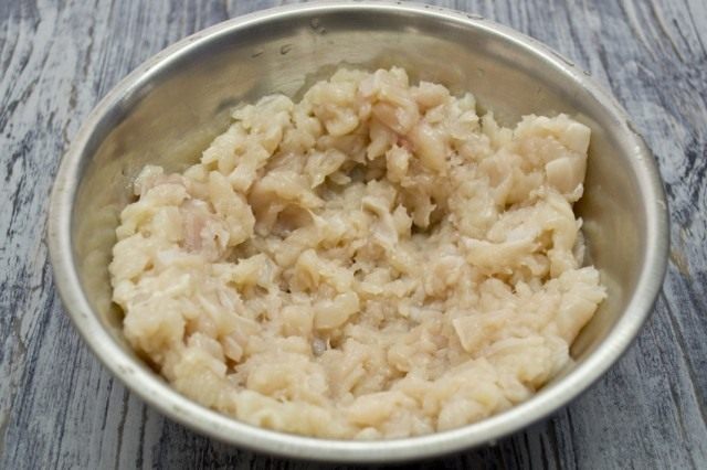 Мелко нарезаем мясо куриной грудки Мелко нарезаем мясо куриной грудки