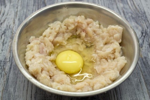 Добавляем сырое куриное яйцо Добавляем сырое куриное яйцо