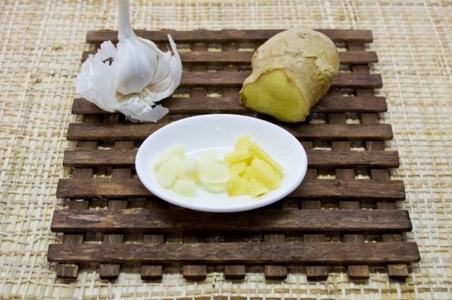 Нарезаем чеснок и имбирь Нарезаем чеснок и имбирь