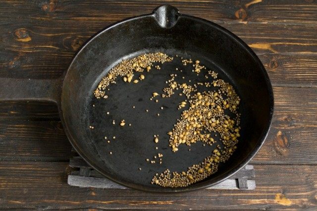 Обжариваем кориандр и корицу Обжариваем кориандр и корицу