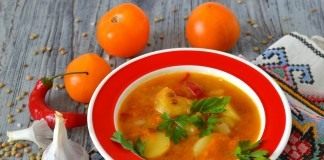 Суп с чечевицей, желтыми помидорами и молодой картошкой