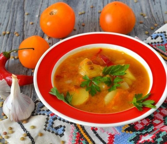 Суп с чечевицей, желтыми помидорами и молодой картошкой