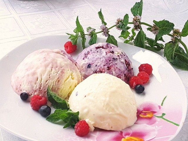 Домашнее мороженое сливочный пломбир с ягодами Домашнее мороженое. Сливочный пломбир с ягодами