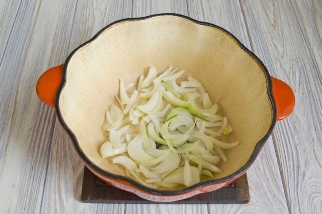 Пассеруем нарезанный полукольцами репчатый лук Пассеруем нарезанный полукольцами репчатый лук