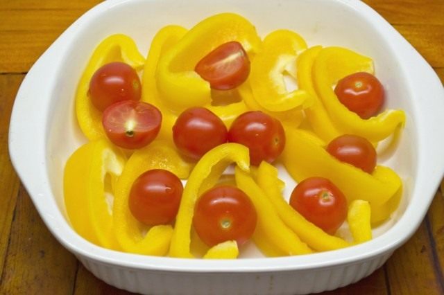 Нарезаем перец и томаты