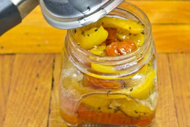 Укладываем кусочки овощей в чистые банки, заливая их ароматизированным маслом Укладываем кусочки овощей в чистые банки, заливая их ароматизированным маслом