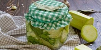 Консервированные кабачки с укропом и чесноком