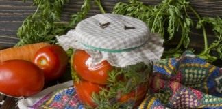 Маринованные помидоры с морковной ботвой