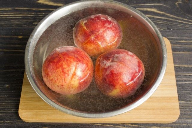 Опускаем персики в кипяток
