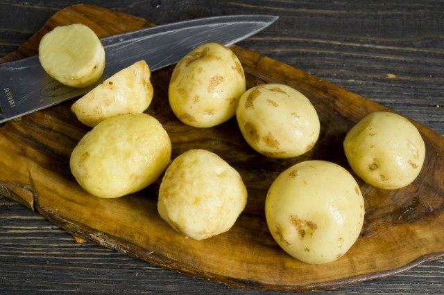 Чистим и нарезаем картофель Чистим и нарезаем картофель