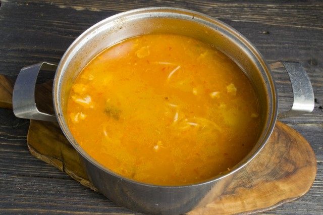 Вынимаем из супа мясо и коренья. Добавляем оставшиеся ингредиенты. Вынимаем из супа мясо и коренья. Добавляем оставшиеся ингредиенты.