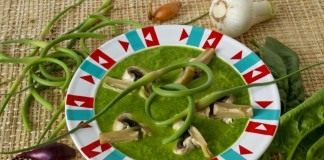 Суп-пюре со шпинатом, стрелками чеснока и грибами