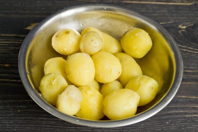 Очищаем отваренный картофель Очищаем отваренный картофель