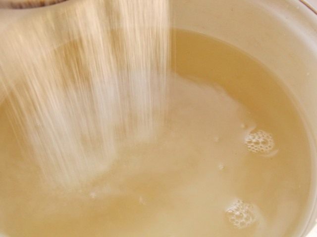 Сливаем воду в кастрюлю и добавляем сахар Сливаем воду в кастрюлю и добавляем сахар