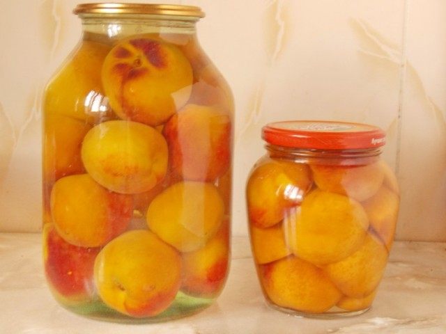 Заливаем банки с персиками сиропом Заливаем банки с персиками сиропом