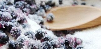 Засыпаем ягоды черники сахаром