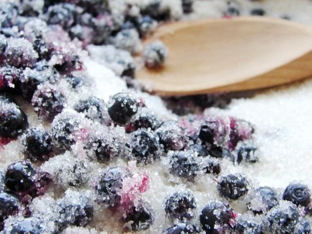 Засыпаем ягоды черники сахаром Засыпаем ягоды черники сахаром