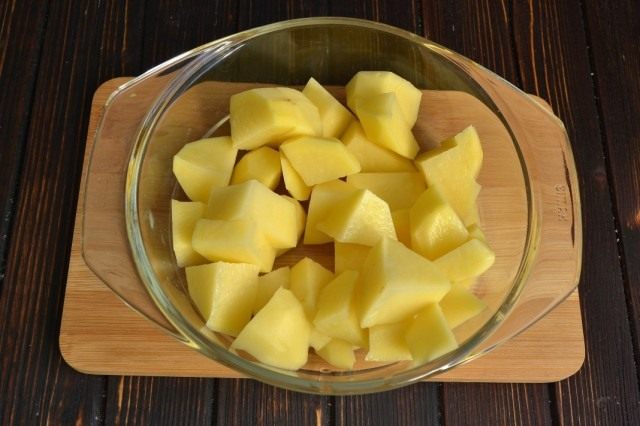 Нарезаем кубиками картофель Нарезаем кубиками картофель
