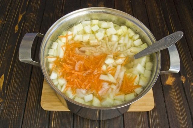Доводим грибной бульон с овощами до кипения Доводим грибной бульон с овощами до кипения