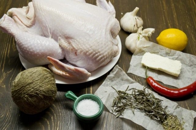Ингредиенты для курицы, запечённой в духовке целиком Ингредиенты для курицы, запечённой в духовке целиком