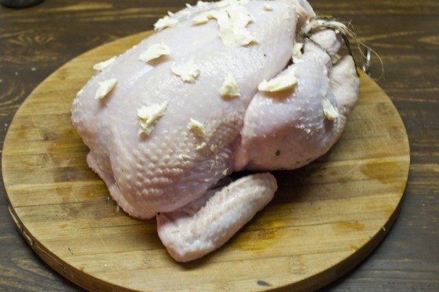 Смазываем курицу сливочным маслом Смазываем курицу сливочным маслом