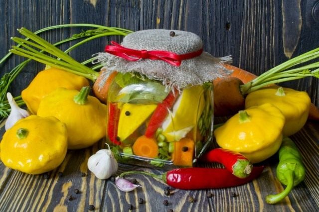 Маринованные патиссоны с морковью и острым перцем Маринованные патиссоны с морковью и острым перцем