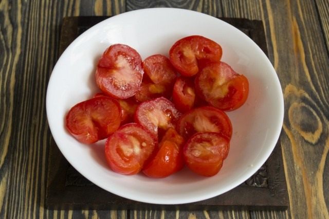 Очищаем помидоры от плодоножки и нарезаем