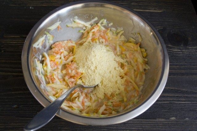 Добавляем кукурузную муку и разрыхлитель Добавляем кукурузную муку и разрыхлитель